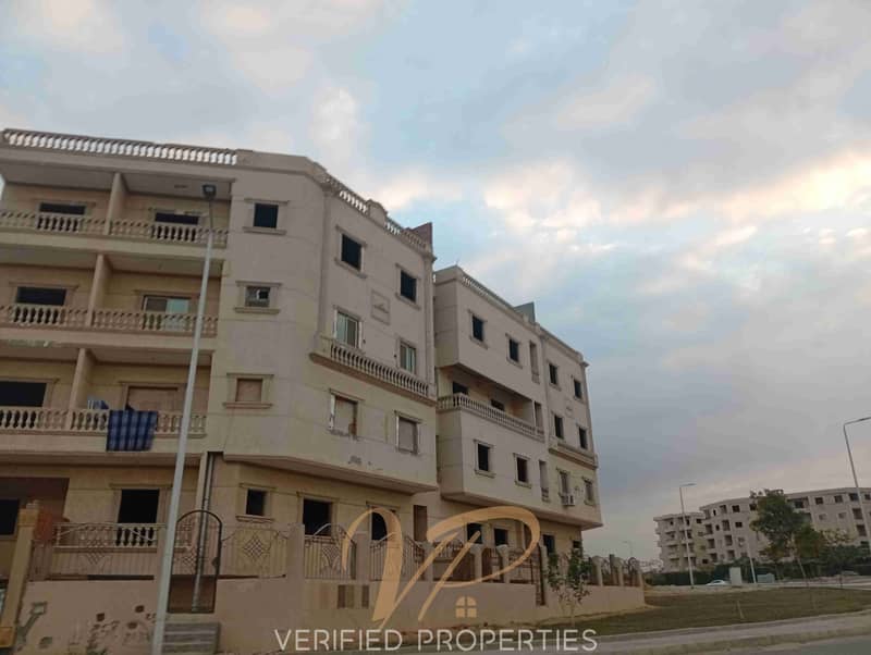 شقه للبيع في مدينه الشروق ارضي بحديقه 0