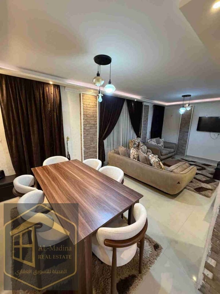 شقة حصري أول سكن تشطيب خاص وفرش راقي، 3 غرف، 2 حمام، دور أرضي بدون جاردن، قريبة من الخدمات والسوق القديم والفود كورت بسعر 45,000 0