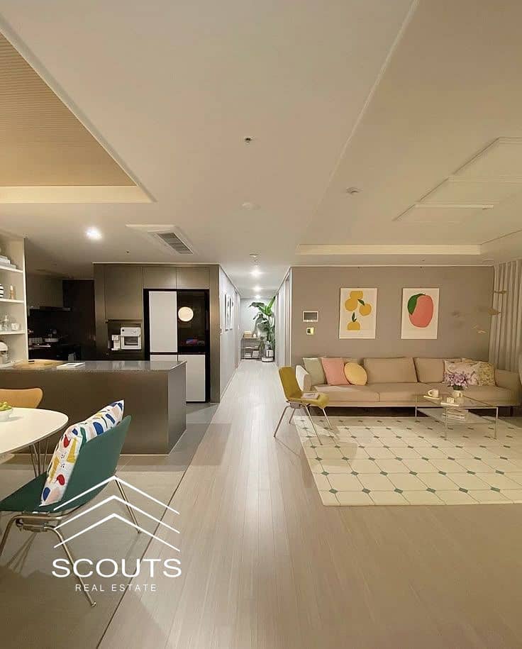 بعائد استثماري مميز تعاقد واستلم فوري شقه متشطبه بتصميم عصري باطلاله رائعه علي النهر الاخضر كامله المرافق بالقرب من لافيستا سيتي ومحور بن زايد 0