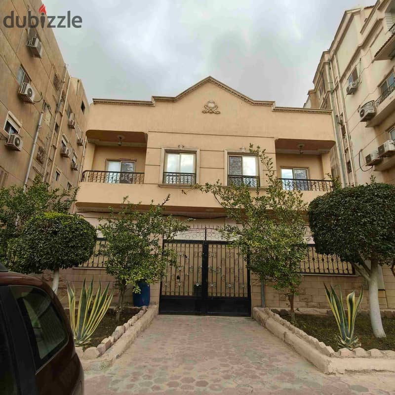 دور كامل ارضى بمدخل خاص بالتكيفات والمطبخ للايجار ادارى ب جنوب الاكاديميه 0