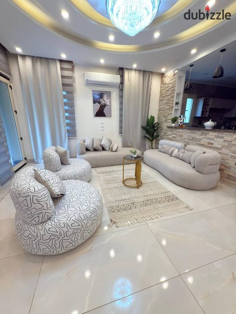 ريسيل من المالك فيلا ٧ غرف جاهزة ومفروشه بالعفش والاجهزة الجديدة برايم لوكيشن في التجمع الخامس 0