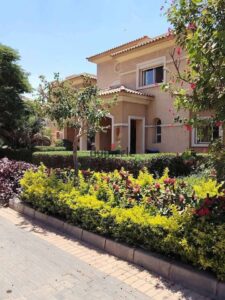 29,139,000 ج.م فيلا تاون هاوس للبيع داخل ارقي كمبوند تلال ايست في قلب الجولدن سكوير و متشطبه بالكامل الترا موردن بالتكييفات بتاعتها