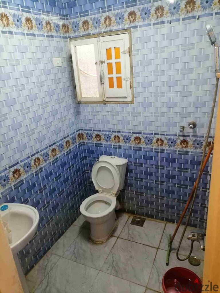 شقه قانون جديد في المعادي قريبه من المترو وميدان الحريه شارع جانبي خلف إسعاف المعادي الدور السادس سلم مكونه من غرفتين وصاله حمام مطبخ 0