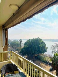 65,000 ج.م شقه للايجار المفروش للسكن الراقي بموقع متميز جدا بالمعادي مطل عالنيل مباشره كورنيش المعادي بالقرب من جميع الخدمات والمطاعم والنوادي