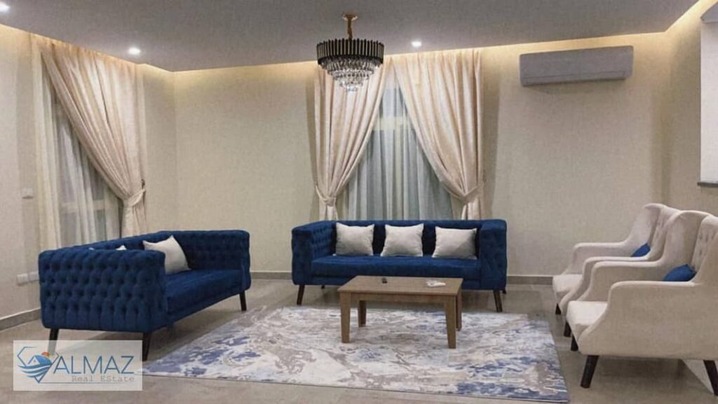 شقه مفروشه للايجار بالحي الثاني بالقرب من الطرق والمحاور الرئيسية مثل شارع التسعين وطريق السويس، مما يسهل الوصول إلى الخدمات والمناطق الحيوية داخل الت 0