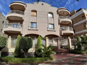 25,000 ج.م استوديو مفروش لايجار السنوى بالتجمع الاول دور ارضى بفيلا