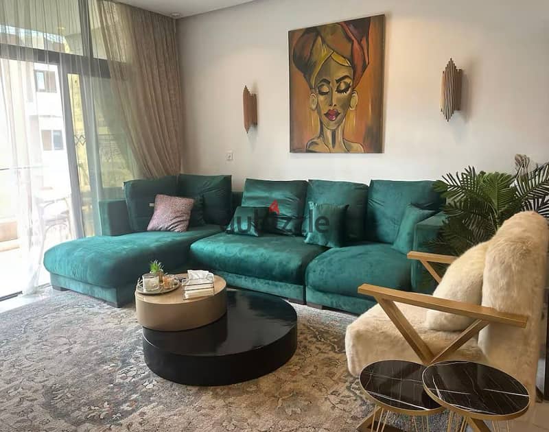 شقه للايجار مفروشه بالكامل فى كمبوند لا ميرادا 0