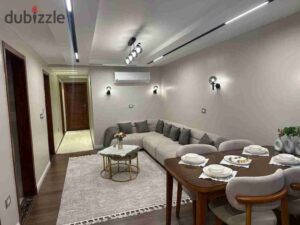 55,000 ج.م شقة فندقية مؤثثة بلمسات فندقية بالقرب من فندق سفير، تقدم إقامة راقية ومميزة في الدقي.