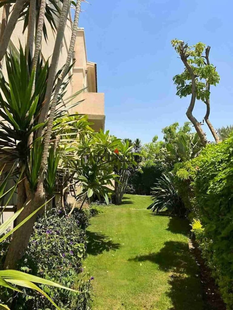 فيلا علي ليك فيو بسعر قديم للبيع في تلال ايست التجمع الخامس بجوار مونتن ڤيو و بالم هيلز 0