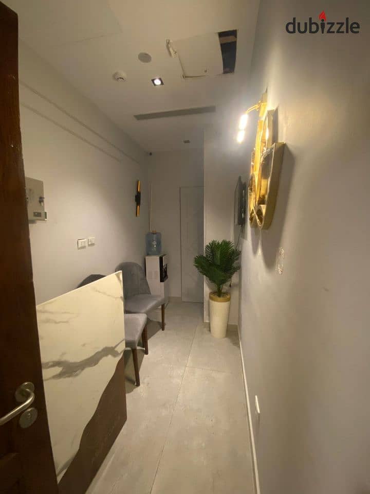 عيادة 40م للبيع بالتقسيط في مدينتي بمول East Hup  احدث مولات مدينتي  بلوك 17 المركز الطبي  بجوار المستشفي البريطاني  بالطابق الثاني موجود 3 0