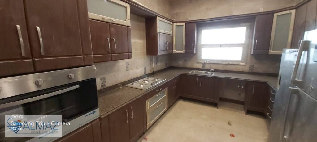 تاون فيلا بجاردن بمساحة ٣٥٠ متر للايجار بالمطبخ و التكييفات في كمبوند لي روا في التجمع الخامس تشطيب سوبر لوكس خلف الجامعة الأميركية وبالقرب من التسعين 0