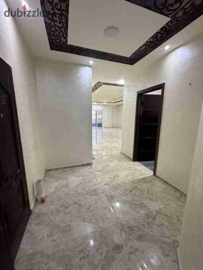 شقه للايجار الإداري بالمطبخ والتكيفات ٢١٠م مباشره علي شارع النوادي اللوتس الجنوبيه التجمع الخامس 0