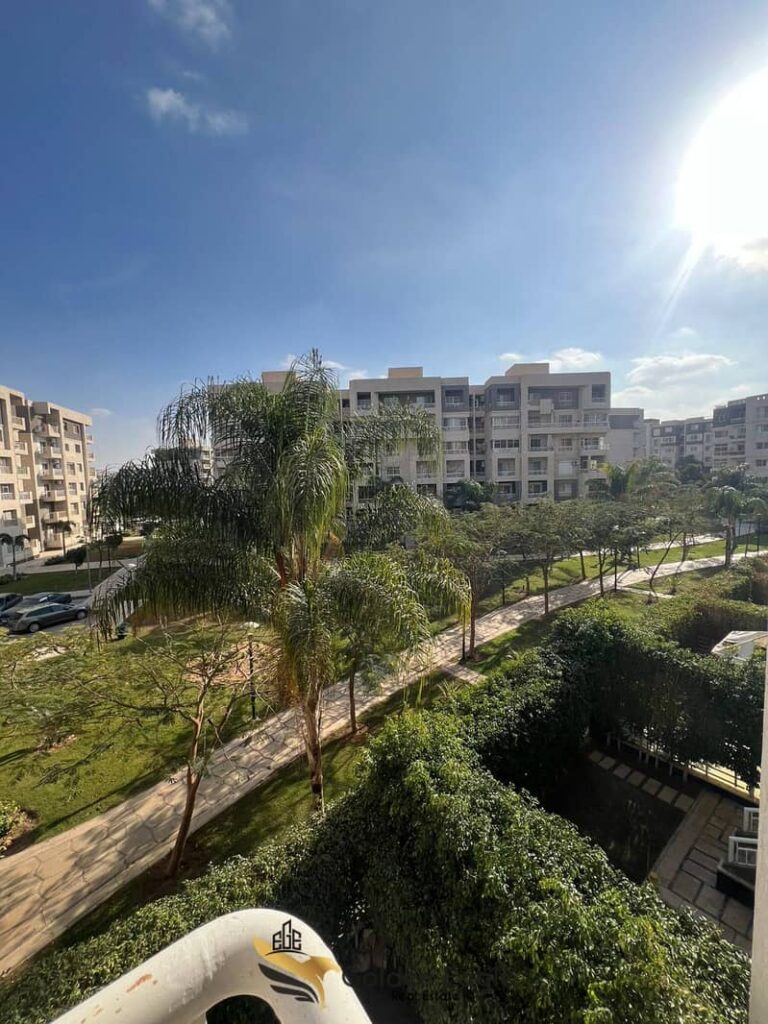 شقة للايجار قانون فى مدينتى 165متر  B10 0