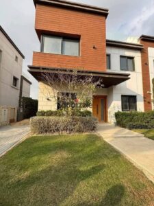 31,900,000 ج.م فيلا للبيع في التجمع لوكيشين مميز في كمبوند AZZAR NEW CAIRO و هتقسط علي اطول فتره سداد ممكنه من غير اي زياده في السعر