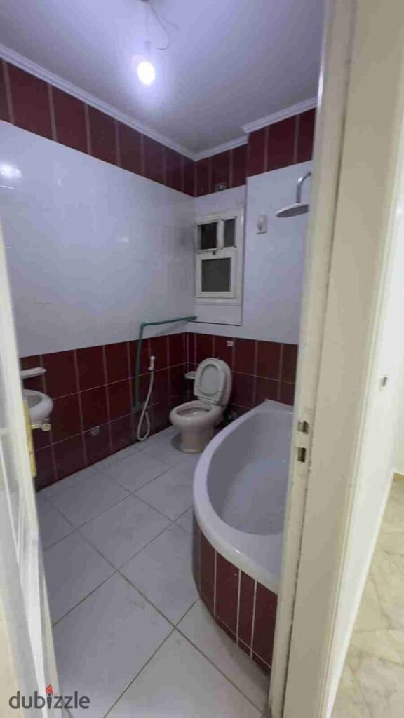 شقه للايجار تصلح إداري في الحي الخامس شارع الخزان سعر ممتاز جداً 0