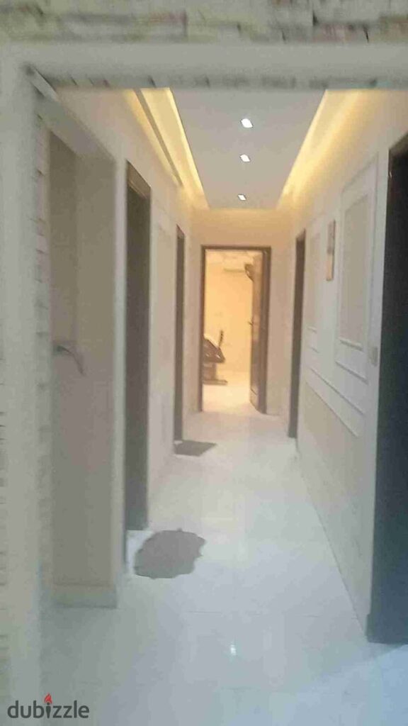 خلف جنينه مول تاني نمره من الطيران دور اول تشطيب جديد اربع غرف وريسبشن وحمامين سوبر لوكس فيها تكييف واضاءه سكنى. ادارى 0