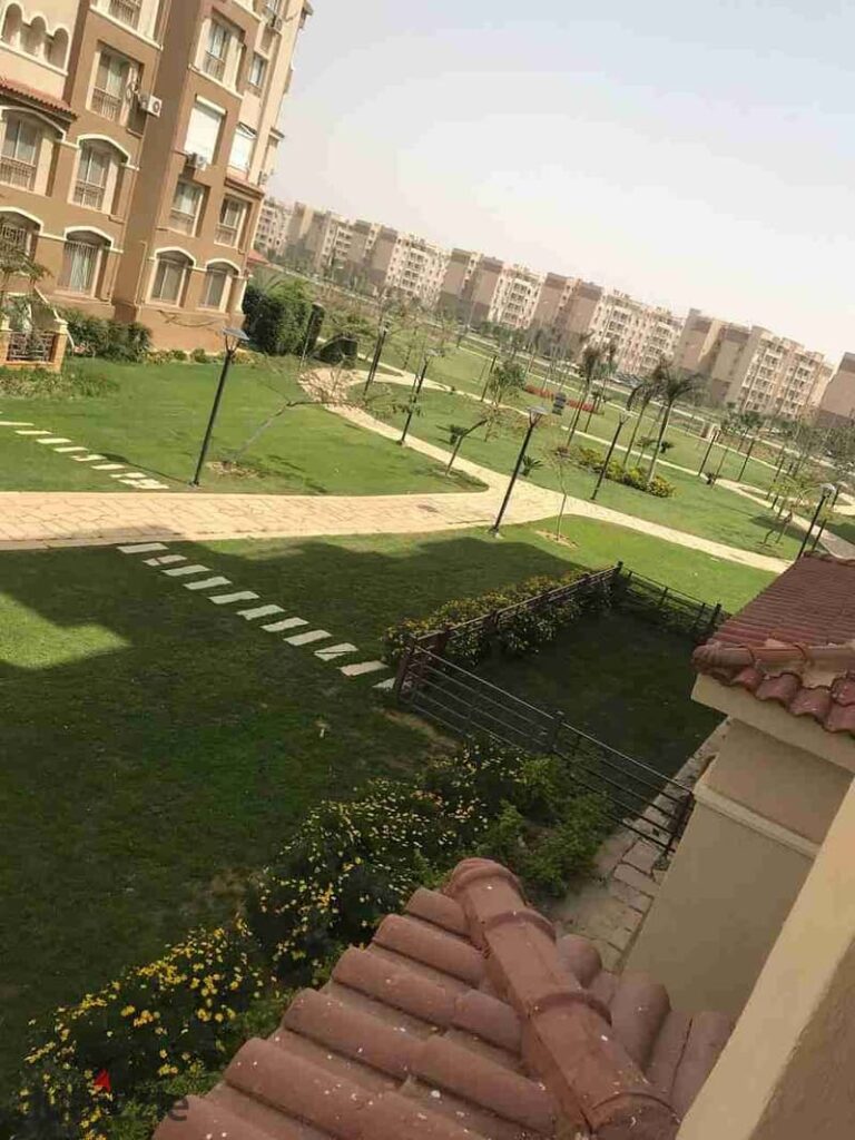 شقه 183م إيجار فاضي مدينتي B1   مكونه من 3 نوم و 3 حمام منهم غرفه ماستر و ريسبشن كبير ٣ قطع ومطبخ وبلكونات فيو جاردن بجوار جميع الخدمات 0