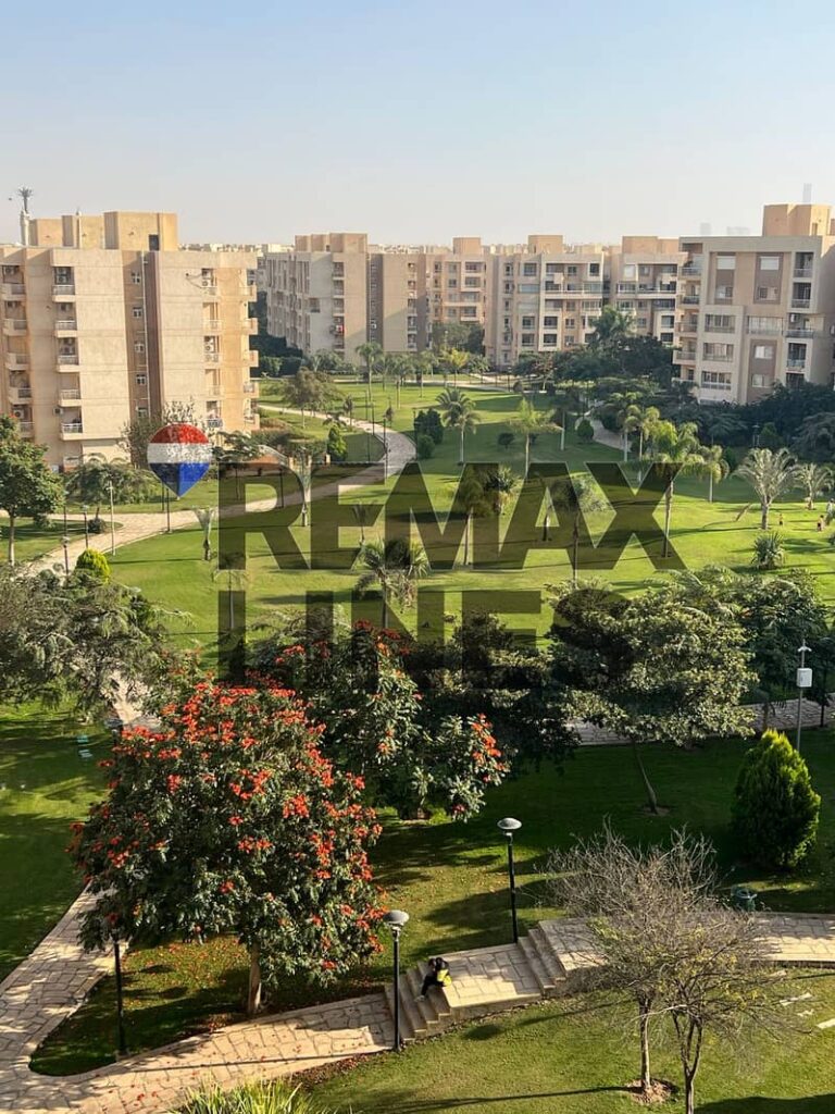 للبيع شقه 200م على اكبر وايد جاردن وعلى spine مول ،اول سكن،شقة 4 غرف للبيع كاش في مدينتي ،b11 0