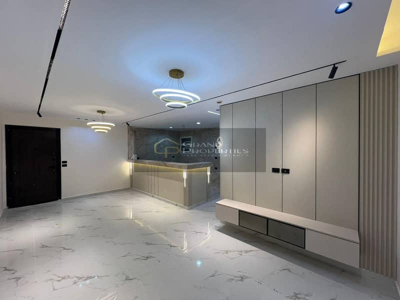 للبيع شقة ارضي بحديقة في مدينتي في B7 تشطيبات فندقية خطوات من الثاوث بارك 0