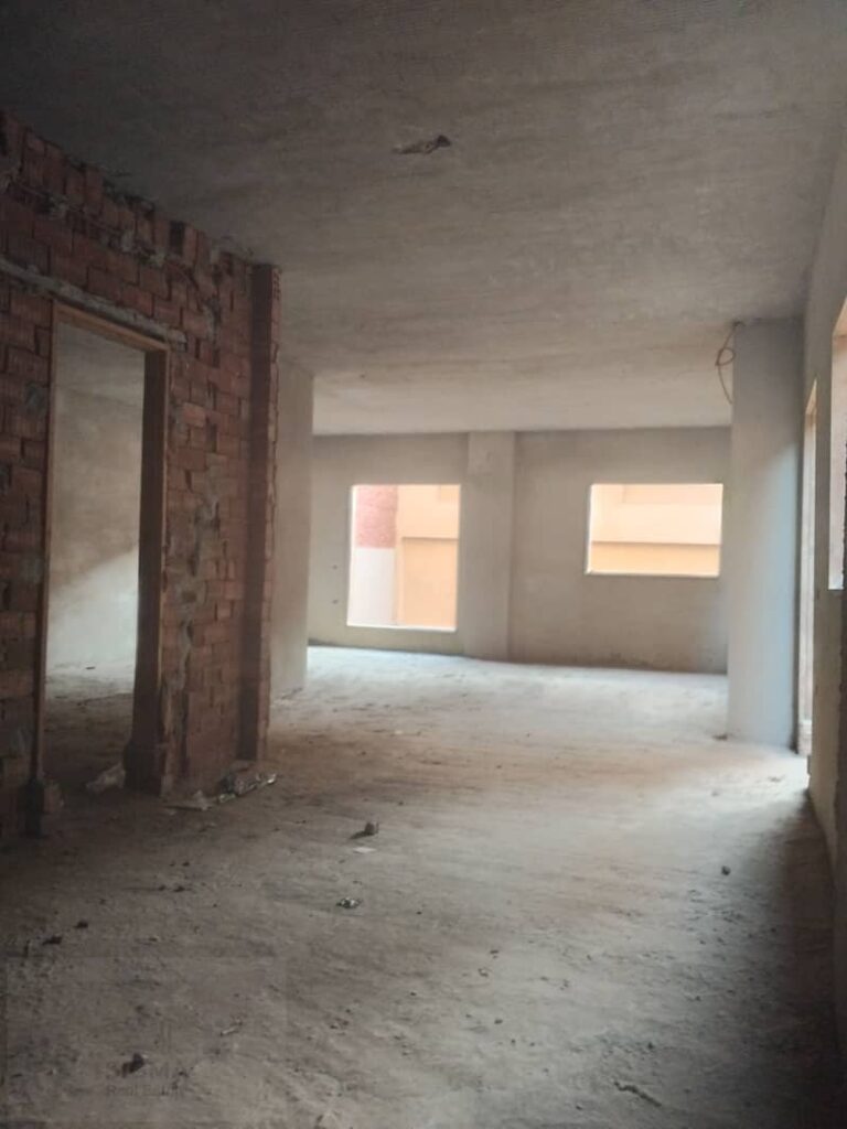 دوبلكس بالقرنفل قرب التسعين مع حديقة  نص تشطيب و عدادات و غاز و مصعد و واجهة  متشطبة تسهيلات علي سنة وسيط من المالك مباشرا 0