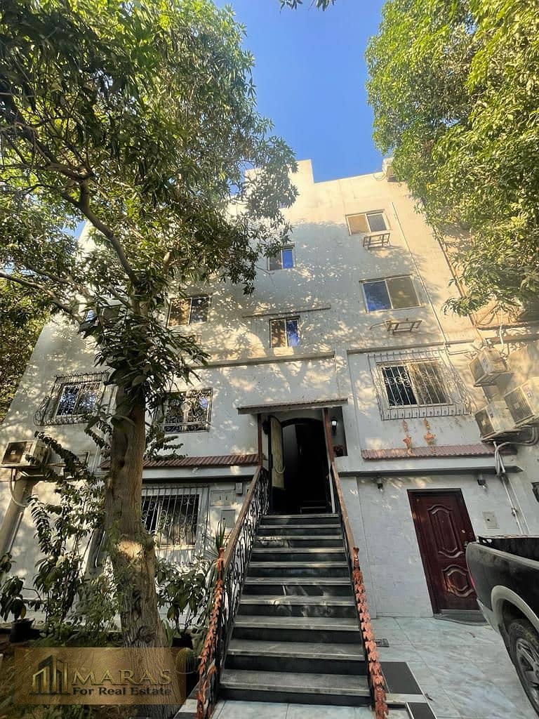 فيلا  سوبر لوكس للبيع في أرقى أحياء المعادي الجديدة، ناصية على ثلاثة شوارع، مساحة أرض 950 متر، مباني 450 متر، حديقة، جراج خاص، أرضي و3 أدوار وروف. 0