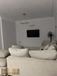 5,500,000 ج.م شقة للبيع بمساحة 170 متر مربع بشارع 199، دجلة – 3 غرف نوم منها غرفة ماستر بحمام خاص، 2 حمام، ريسيبشن واسع، بلكونة، تشطيب سوبر لوكس مجدد، الدور الثاني