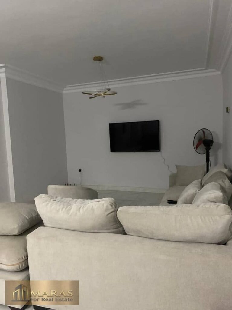 شقة للبيع بمساحة 170 متر مربع بشارع 199، دجلة – 3 غرف نوم منها غرفة ماستر بحمام خاص، 2 حمام، ريسيبشن واسع، بلكونة، تشطيب سوبر لوكس مجدد، الدور الثاني 0