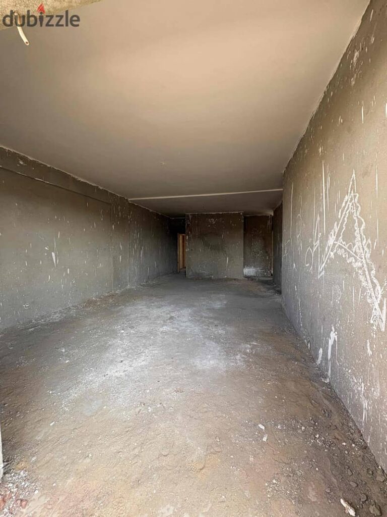 شقه لقطه ف الشروق اسانسير ومداخل راقيه منطقه راقيه مساحه ٢٠٠ متر  مبني ساكن بالكامل علي شارع رئيسي دقيقه من الاوسطي وطريق السويس 0