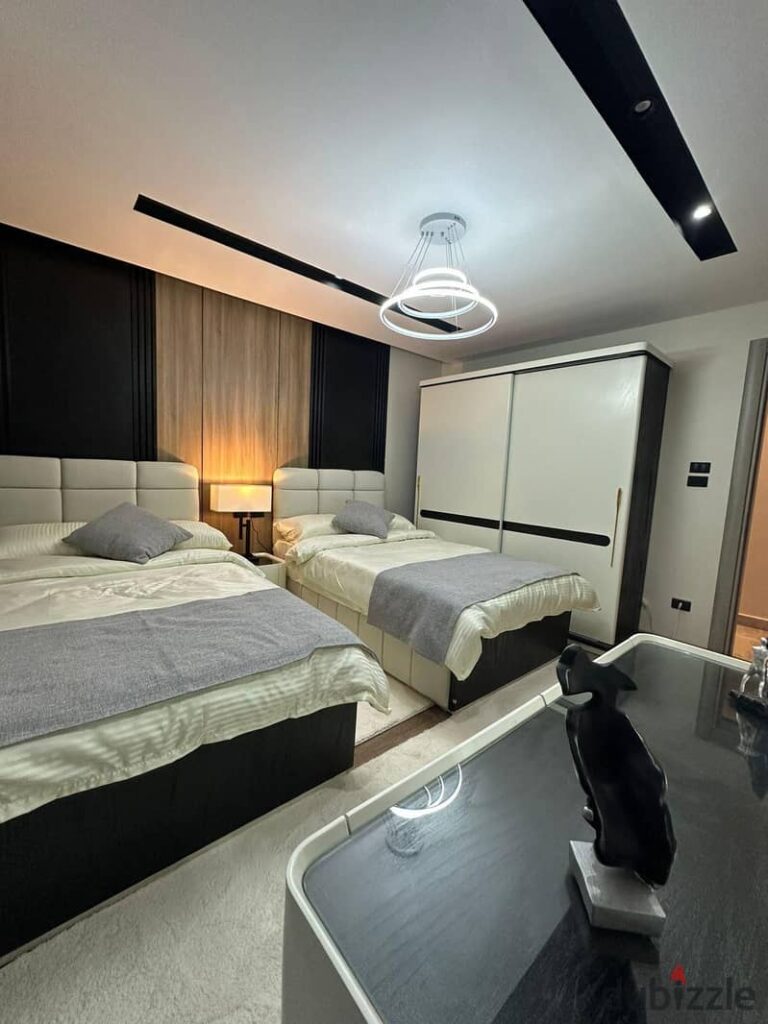 شقة للبيع بالفرش والاجهزة الكهربائيه والتكيفات فى كمبوند فى التجمع الخامس على شارع ال90 0