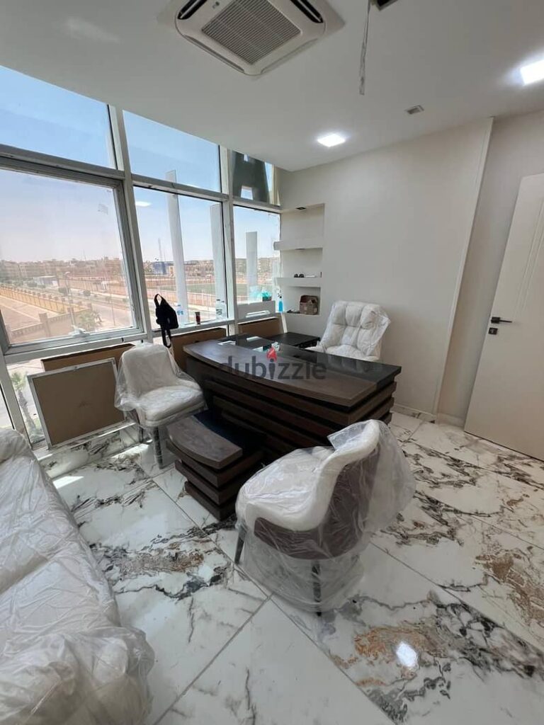 للايجار عيادة 92 متر مول Zayed Plaza امام The Gate على شارع المستقبل الرئيسى 0