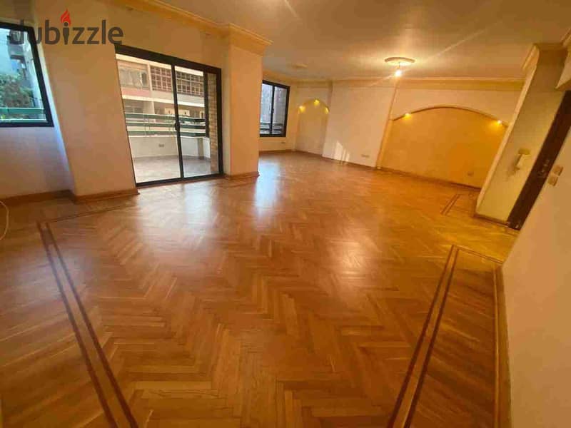 شقة للبيع في مدينة نصر في المنطقة السادسة - 220 م 3  نوم ليفنج ٣رسبشن 2 حمام  غرفة ماستر الدور 5 باركية ٢مصعد بالجراج مدخل شيك 0