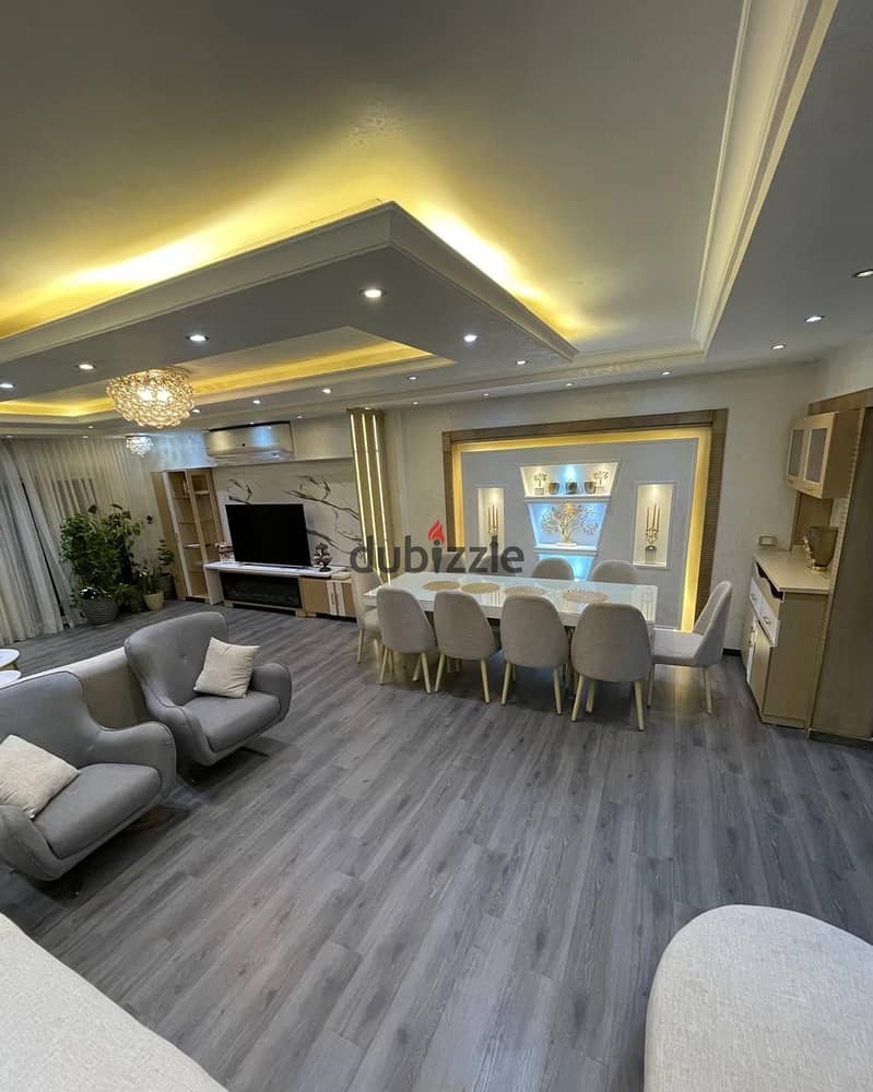 شقه للبيع 180م تشطيبات فندقيه بالقرب من السوق الشرقي والخدمات دور متكرر اسانسير لوكيشن مميز بالفرش والاجهزه 0