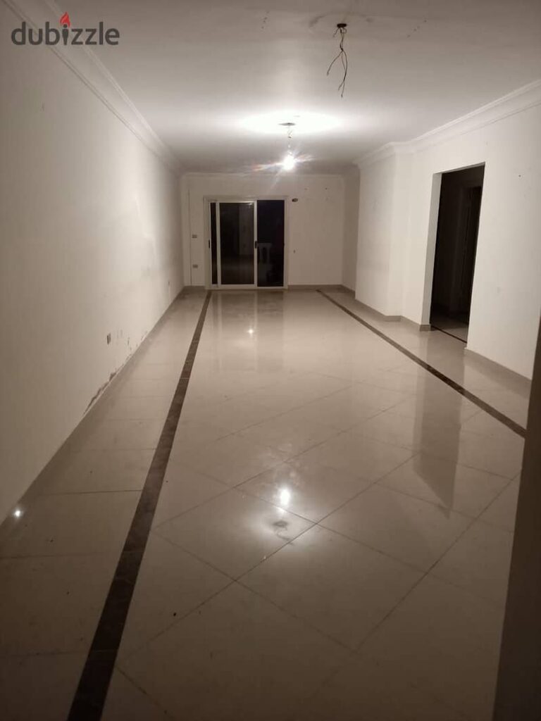 شقـة سكـنى او ادارى  بـ زيزينيا 175 م - خطـوات مـن أبــو قيــر 0