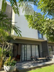 35,000,000 ج.م فيلا لقطة فية بحيرة متشطبة بالارضيات و الالوميتال جاهزة للمعاينة و السكن في كمبوند البروج مدينة الشروق دقايق من مدينتي