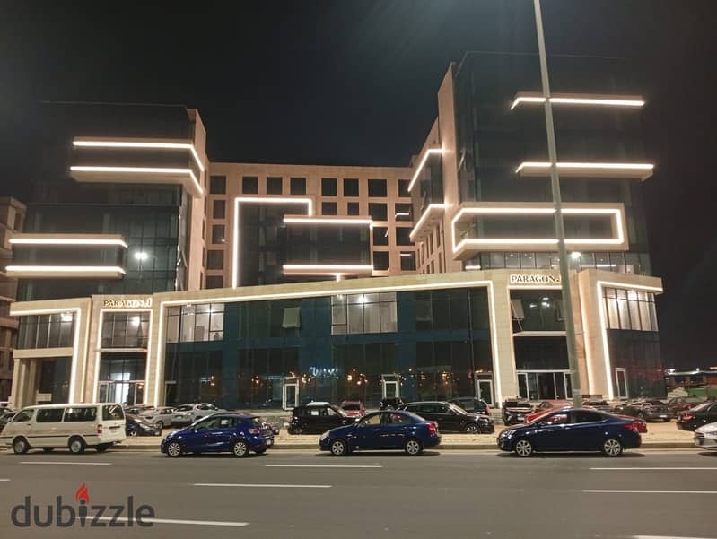 للبيع مقر اداري استلام فوري في الحي المالي العاصمة الادارية علي محور الرئاسة مباشرة بسعر مميز جدا. 0