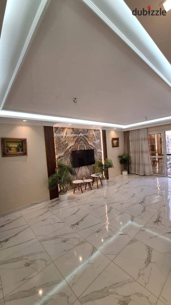 شقه للبيع 131م تشطيبات فندقيه فيوالسوق الشرقي لوكيشن مميز بالتكييفات وبعض الفرش استلام فوري الرحاب2 بسعر لقطه 0