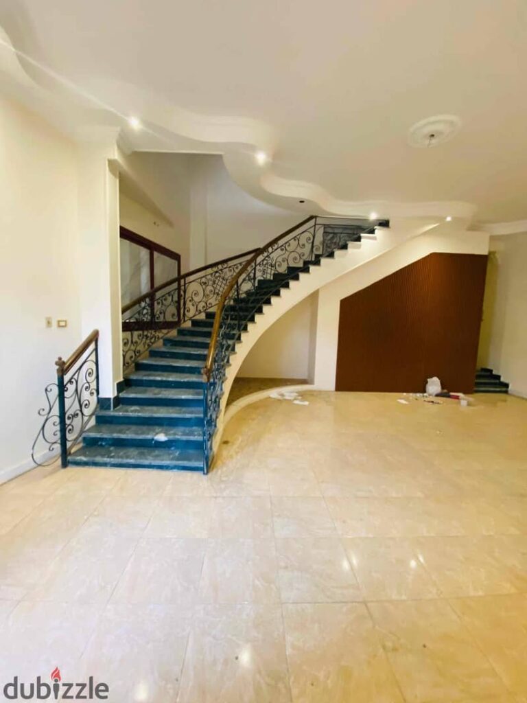 دوبلكس اداري للإيجار على التسعين مباشراً في التجمع الأول جنوب الأكاديمية 0